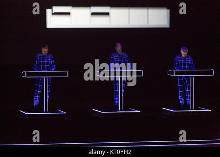 Die legendäre deutsche elektronische Musik Band Kraftwerk führt ein Live Konzert Oper Oslo. Kraftwerk ist als Pioniere der elektronischen Musikszene. Norwegen, 04/08 2016. Stockfoto