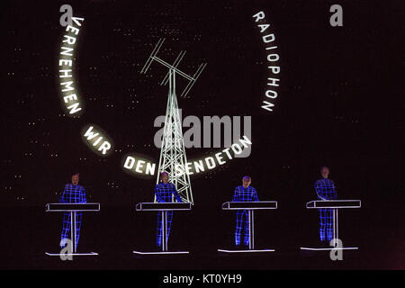 Die legendäre deutsche elektronische Musik Band Kraftwerk führt ein Live Konzert Oper Oslo. Kraftwerk ist als Pioniere der elektronischen Musikszene. Norwegen, 04/08 2016. Stockfoto