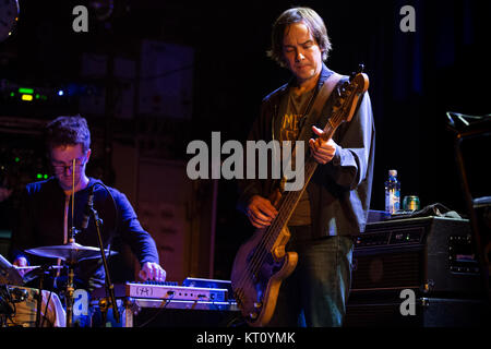 Die amerikanische Alternative Country Band Lambchop führt ein Live Konzert im Parkteatret in Oslo. Hier Bassist Matt Swanson ist live auf der Bühne gesehen. Norwegen, 26.02.2017. Stockfoto