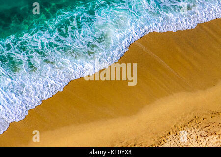 Blick von oben auf den Strand mit dem sea wave Stockfoto