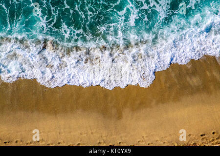 Blick von oben auf den Strand mit dem sea wave Stockfoto