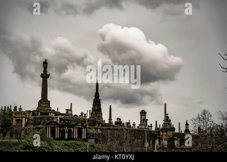 Blick auf die Skyline der Nekropole Friedhof in Glasgow, Schottland. Stockfoto