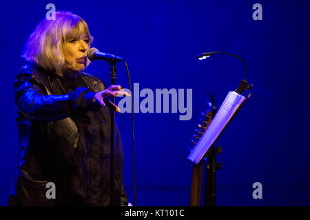 Die englische Sängerin, Songwriterin und Schauspielerin Marianne Faithfull führt ein Live Konzert in Oslo Konserthus. Norwegen, 11/11 2015. Stockfoto