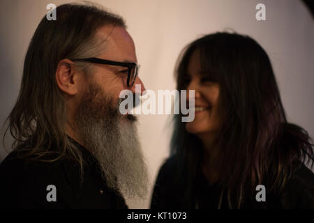 Die US-amerikanische psychedelic-Rock-Band Moon Duo bestehend aus Ripley Johnson (L) und Sanae Yamada (R), die hier vor einem live-Gig in Oslo dargestellt werden. Norwegen, 30/03 2017. Stockfoto