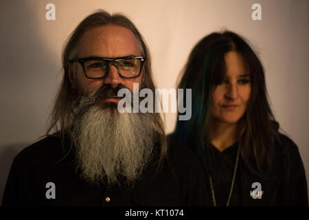 Die US-amerikanische psychedelic-Rock-Band Moon Duo bestehend aus Ripley Johnson (L) und Sanae Yamada (R), die hier vor einem live-Gig in Oslo dargestellt werden. Norwegen, 30/03 2017. Stockfoto