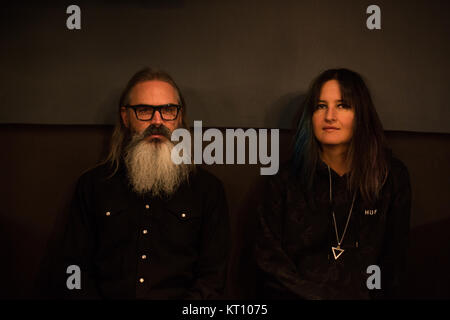 Die US-amerikanische psychedelic-Rock-Band Moon Duo bestehend aus Ripley Johnson (L) und Sanae Yamada (R), die hier vor einem live-Gig in Oslo dargestellt werden. Norwegen, 30/03 2017. Stockfoto