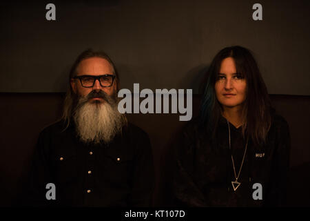 Die US-amerikanische psychedelic-Rock-Band Moon Duo bestehend aus Ripley Johnson (L) und Sanae Yamada (R), die hier vor einem live-Gig in Oslo dargestellt werden. Norwegen, 30/03 2017. Stockfoto