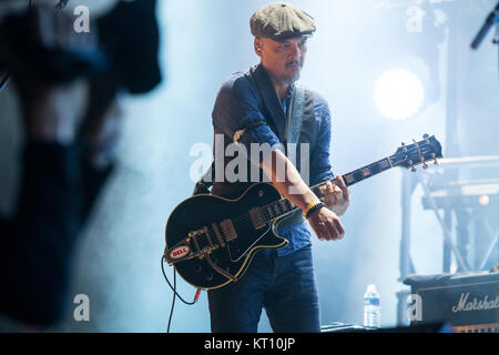 Norwegen, Oslo - August 11, 2017. Die US-amerikanische Rockband Pixies führt ein Live Konzert Konzert während der norwegischen Musik Festival Øyafestivalen 2017 in Oslo. Hier Gitarrist Joey Santiago ist live auf der Bühne gesehen. Stockfoto