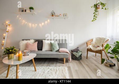 Sofa, Couchtisch und Korbstuhl im Wohnzimmer styled skandinavischen Stockfoto