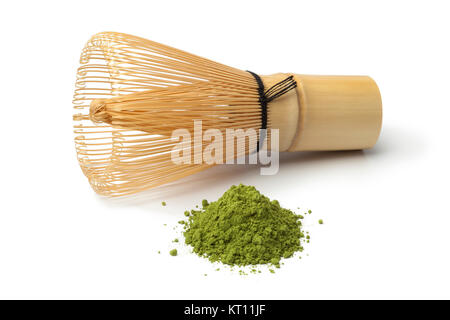 Haufen von pulverförmigen Green Matcha Tee und Chasen auf weißem Hintergrund Stockfoto