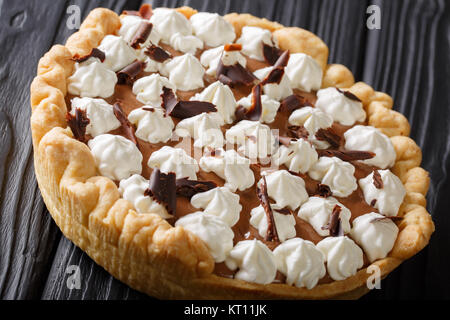 Schokolade französischer Seide pie mit Schlagsahne close-up auf einem Tisch. Horizontale Stockfoto