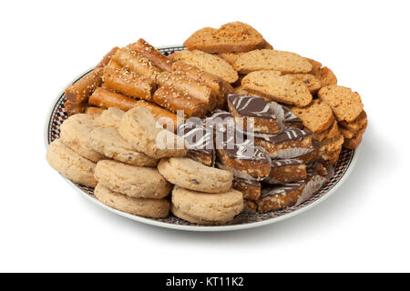 Teller mit der traditionellen Vielfalt der festlichen Marokkanischen Cookies auf weißem Hintergrund Stockfoto