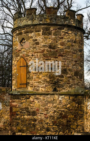 Alter runder Taubenschlag-Turm, Lady Kitty's Garden, Haddington, East Lothian, Schottland, Großbritannien, mit Schutthimmel, Zinnen-Spitze und gewölbter Tür Stockfoto