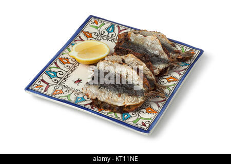 Marokkanisches Gericht mit gefüllte und gebackene Sardinen auf weißem Hintergrund Stockfoto