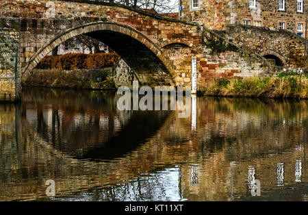 16. jahrhundert alten Nungate Brücke über den Fluss Tyne, Haddington, East Lothian, Schottland, Großbritannien. Sandstein Brücke mit Bögen und Wasserstand Marker Stockfoto