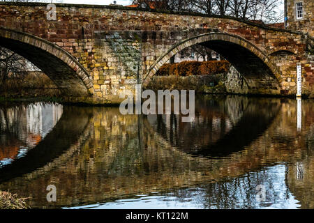 16. jahrhundert alten Nungate Brücke über den Fluss Tyne, Haddington, East Lothian, Schottland, Großbritannien. Eine Brücke aus Sandstein mit Bögen und Wasserstand Marker Stockfoto