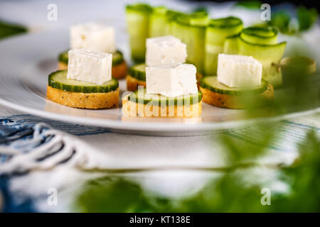 Brot Zwieback gekrönt mit einem Würfel von Feta Stockfoto