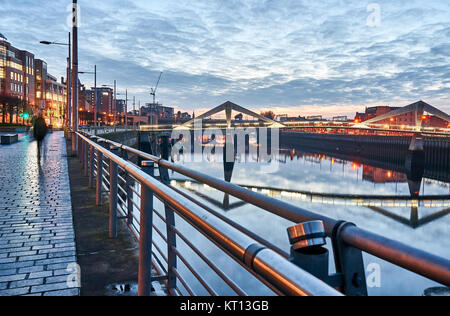 Sonnenaufgang über dem Riverside Boulevard entlang des River Clyde in Glasgow, UK. Stockfoto