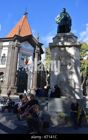 Banco de Portugal und die Statue von João Gonçalves Zarco auf der Avenida Arriaga in der Altstadt von Funchal, Madeira, Portugal. Stockfoto