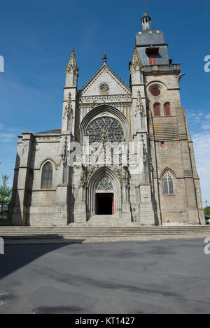 Die Eglise St Leonard (St Leonards Kirche) in Fougeres wurde in der 15. und 16. Jahrhunderts rekonstruiert. Stockfoto