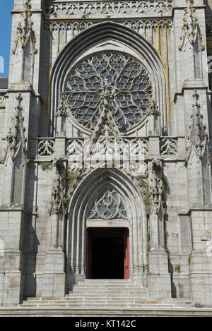 Die Eglise St Leonard (St Leonards Kirche) in Fougeres wurde in der 15. und 16. Jahrhunderts rekonstruiert. Stockfoto