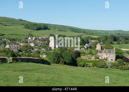 Blick auf das Dorf von Abbotsbury und die Pfarrkirche St. Nikolaus in Dorset Stockfoto