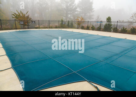 Ein Blaues Vinyl Pool Abdeckung im Nebel Stockfoto