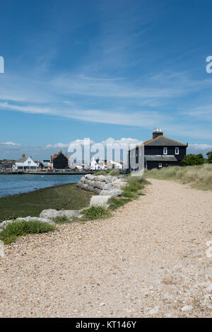 Die historischen Schwarzen Haus auf Mudeford Spucken in Christchurch, Dorset. Mudeford Quay ist im Hintergrund. Stockfoto