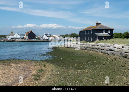 Die historischen Schwarzen Haus auf Mudeford Spucken in Christchurch, Dorset. Mudeford Quay ist im Hintergrund. Stockfoto