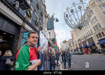 Die Demonstranten halten Banner außerhalb Tiffany im Alten Bond St gegen den Verkauf von "Blutdiamanten" aus dem Steinmetz Gruppe, die der israelischen Armee Givati Brigade, Kriegsverbrechen vorgeworfen werden, finanziert. Stockfoto