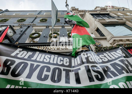 Einem großen Banner vor Tiffany im Bond St' für Gerechtigkeit in Palästina - Boykott Israel'. Sie forderten die Menschen nicht zu kaufen "Blutdiamanten" aus dem Steinmetz Gruppe, die der israelischen Armee Givati Brigade, Kriegsverbrechen vorgeworfen werden, finanziert. Stockfoto