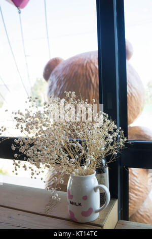 Weiße Blume in Milch cup Stockfoto