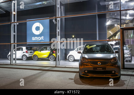 München, Deutschland - Dezember 11, 2017: Ein Smart Fortwo Auto vor der Mercedes Benz Niederlassung Gebäude mit aufgereiht Smart automobile ausgestellt Ein Stockfoto