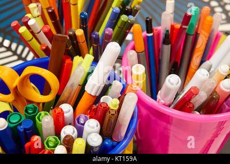 Farbige Markierungen mit Buntstifte und Schere. Schule Material. Horizontale Stockfoto