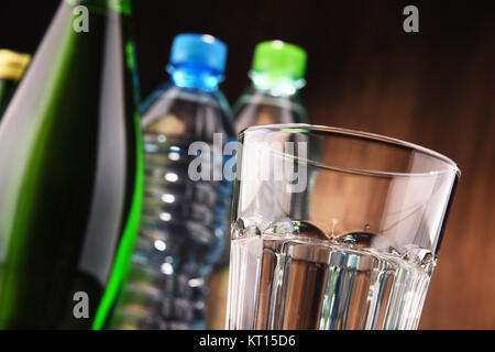 Komposition mit Glas und Flaschen Mineralwasser Stockfoto