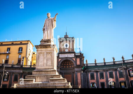 Statue von Dante Alighieri in der Piazza Dante. Neapel, Italien. Stockfoto
