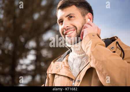 Hübscher junger Mann in Kopfhörer Stockfoto