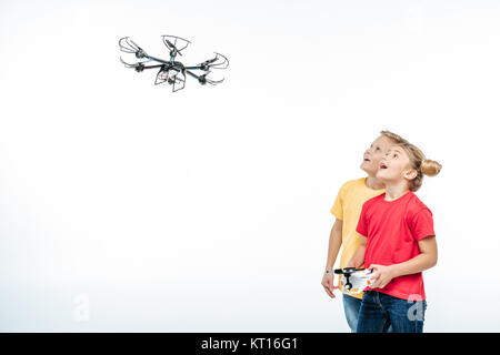 Kinder spielen mit UAV Drohne Stockfoto