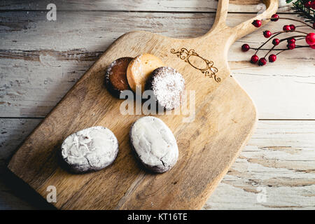 Traditionelle Spanische Weihnachten Süßigkeiten. Traditionelle Spanische Weihnachten Süßigkeiten. Andalusische Shortbread Cookies (Polvorones) auf Holz- Hintergrund. Polvoron i Stockfoto