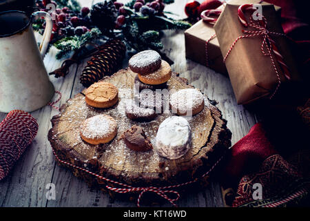 Traditionelle Spanische Weihnachten Süßigkeiten. Andalusische Shortbread Cookies (Polvorones) auf Eiche Baum. Polvoron ist eine Art von Schwere, weich und sehr krümelig Stockfoto