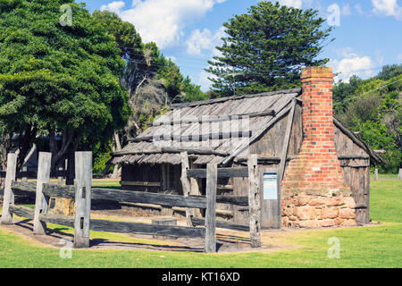 Aireys Inlet, Victoria, Australien. Great Ocean Road Leuchtturm Discovery Trail. Nachbau einer Bark Hut, der ursprünglich im Jahr 1850 gebaut, sondern zerstört Stockfoto