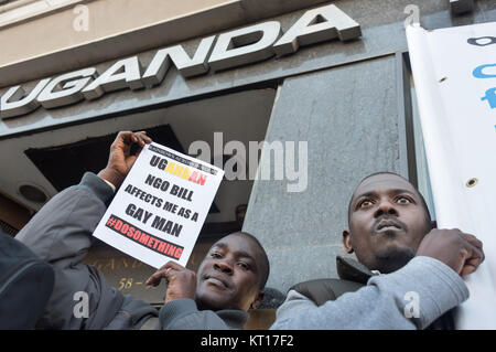 Ein schwuler Mann hält ein Plakat aus Stolz Diamond Gruppe Rallye am Uganda hohe Kommission drängen Präsident Museveni nicht die anti-LGBTI NRO Rechnung 2015 zu unterzeichnen und zu. Stockfoto