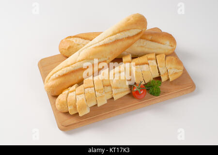 Ganze und aufgeschnittene Baguettes Stockfoto