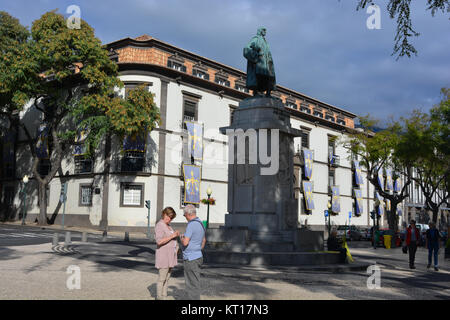 Senior Paar im Urlaub auf Madeira, vor dem João Gonçalves Zarco Statue auf der Avenida Arriaga, Funchal, Portugal. Stockfoto