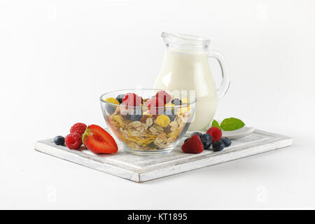 Schüssel von Getreide und Beerenfrucht mit Milch Stockfoto