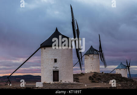 Traditionelle weiße Windmühlen in Consuegra, Toledo, Spanien. Stockfoto