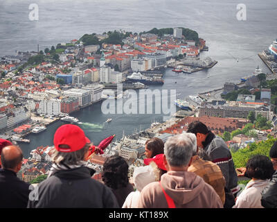 Bergen Hafen Blick vom Berg Floyen Aussichtspunkt mit Touristen im Vordergrund. Stockfoto