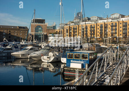 Luxus Boote und Angedockten in die Sicherheit der St. Katharine Docks mit Reflexionen auf dem Wasser Tower Hamlets London England United Kingdom UK Stockfoto