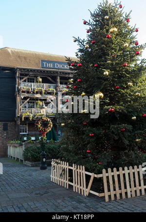 Schönen Weihnachtsbaum außerhalb der Dickens Inn At St. Katharine Docks London Vereinigtes Königreich Großbritannien Stockfoto