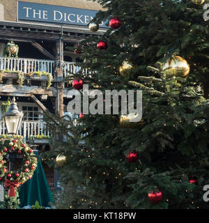 Schönen Weihnachtsbaum außerhalb der Dickens Inn At St. Katharine Docks London Vereinigtes Königreich Großbritannien Stockfoto